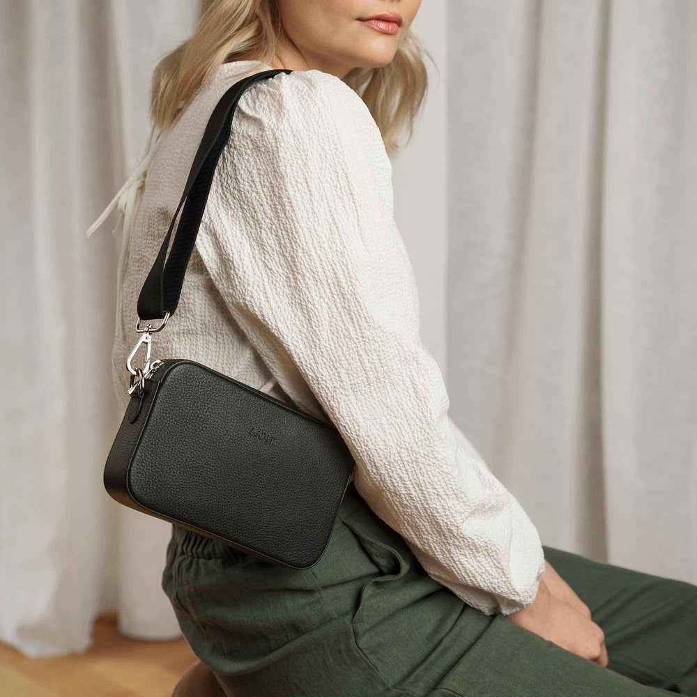 Aarni Oliivi olkalaukku hopea metalliosat